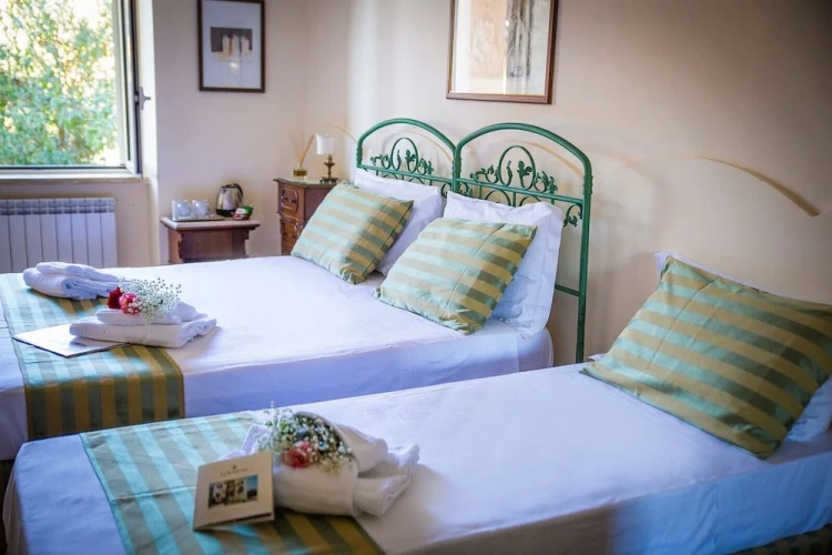 Standard Triple room