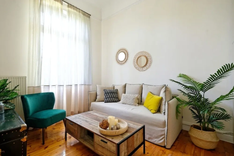 4 Bedrooms Classic Apartment with park view