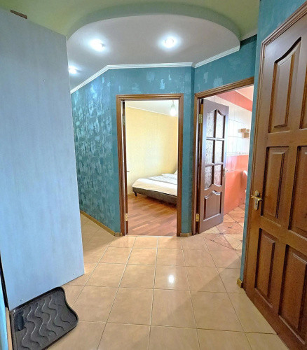 2-комнатная квартира с кроватью и диваном и ванной Сеть апартаментов Alex Apartments Бесконтактное заселение 24-7