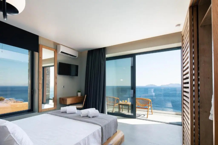 Seafront elegant villa, with infinity pool & devine views!