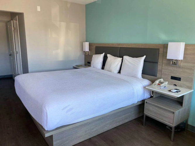 Travelodge by Wyndham LAX