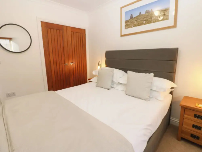 2 Eden Lodge
