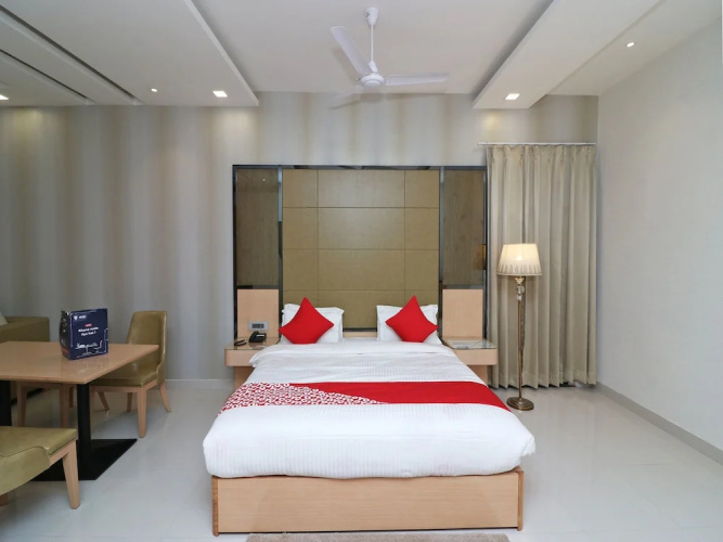 OYO 13616 Hotel Gala Galaxy