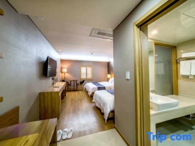 Deluxe Twin Family room