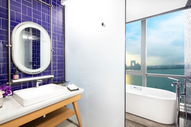 Suite with lake view