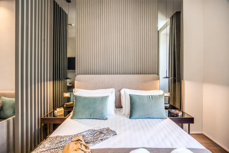 Hotel 77 Seventy-Seven