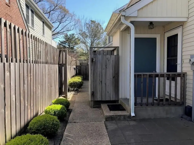 King Charles Avenue 404 #4