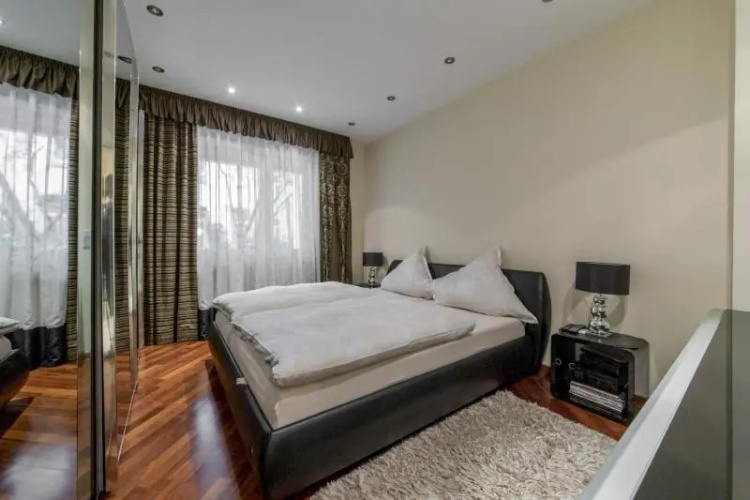4892 Privatapartment List