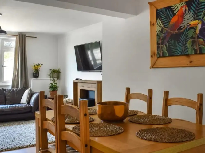 The Hideaway - Spacious 3 Bedroom Apartment