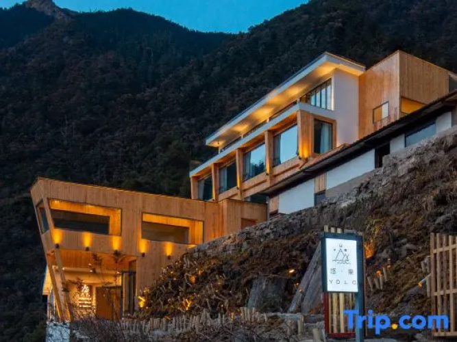 YOLO Guesthouse