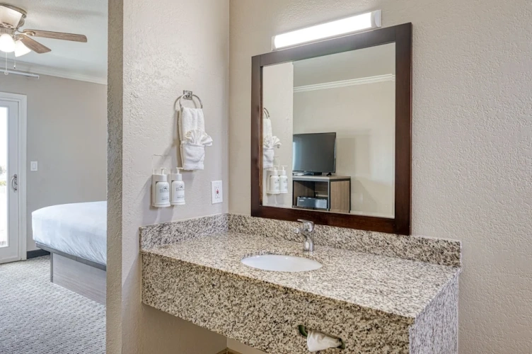 Standard Double room with partial ocean view