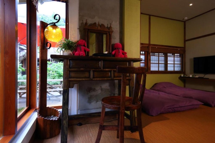Standard Family room with garden view