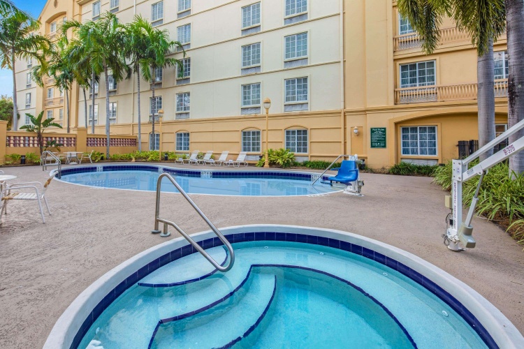 La Quinta Inn & Suites by Wyndham Miami Airport West photo 14