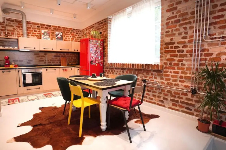 Modern and Specious 3-Bedroom Entire House