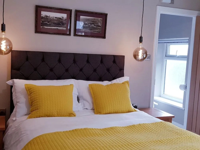 The Bowes Hotel