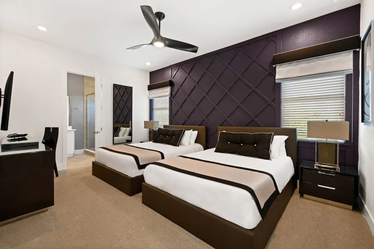 6 Bedrooms Quadruple Villa