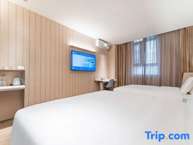 Standard Twin room with street view