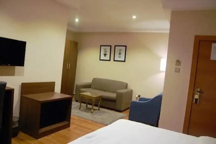 Continental Hotel by R&K Suites