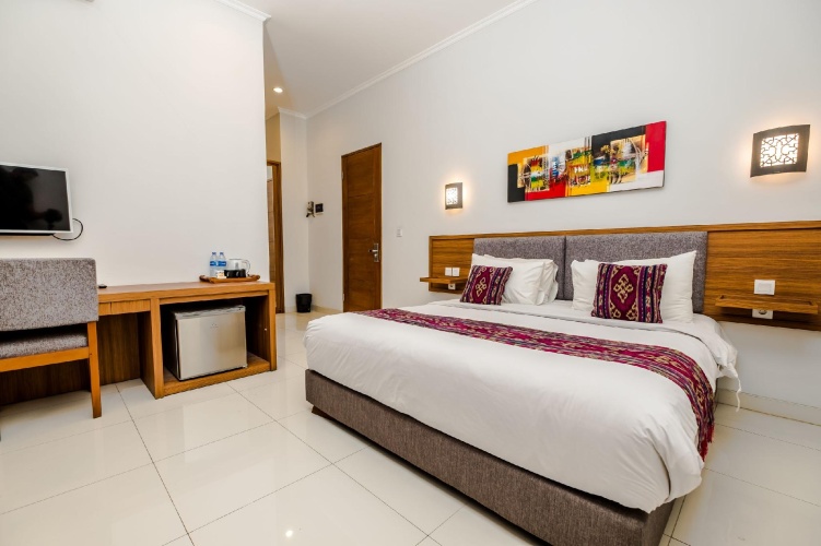 Deluxe room with pool view