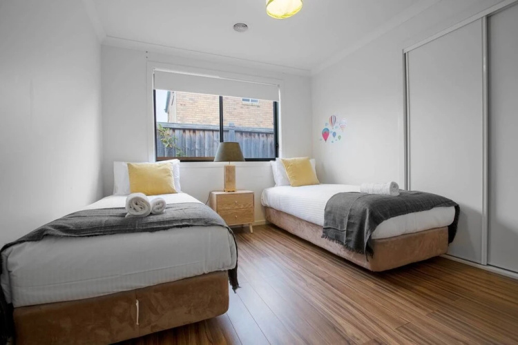 Lightful Charming House With Free Parking