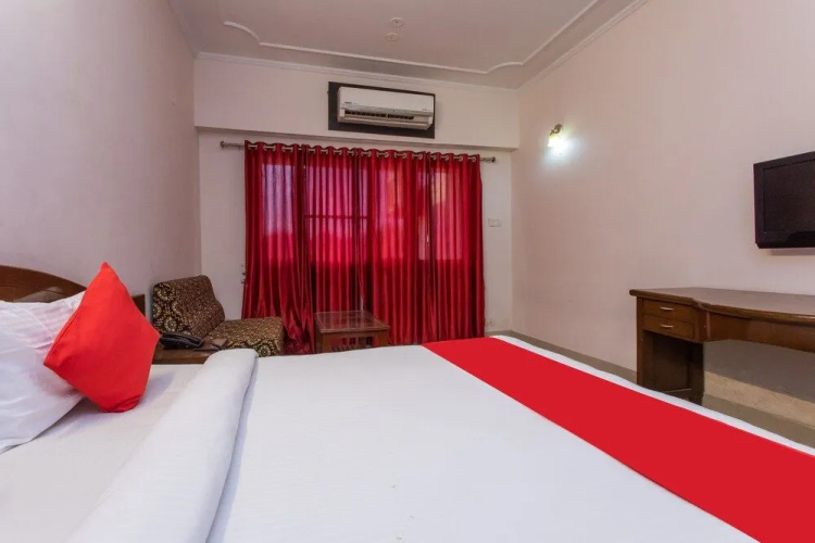 OYO 25042 Vikramaditya Hotel