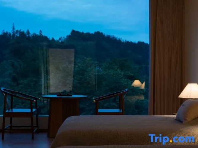 Standard Twin room with river view
