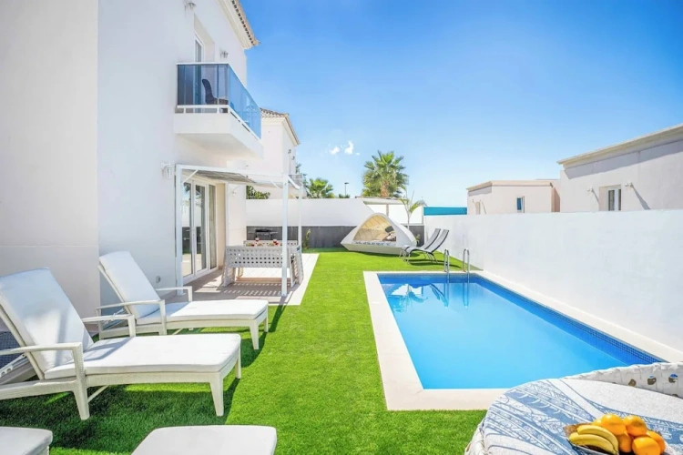 4 Bedrooms Villa