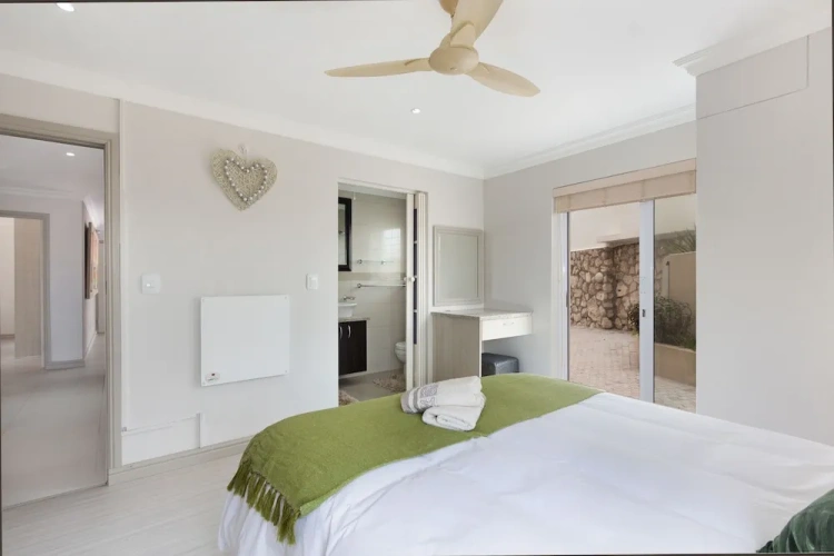 5 Bedrooms Cottage