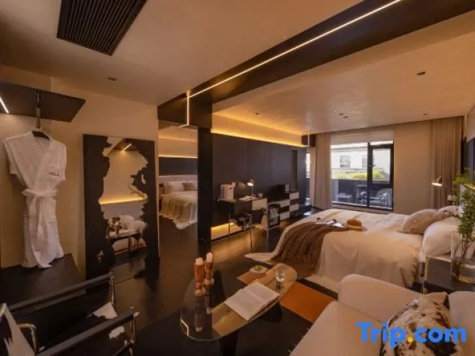 2 Bedrooms Deluxe Suite with balcony