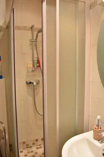 Simplistic 1 Bedroom Apartment in 17th - Image 10