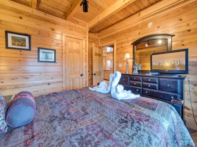 Misty Mountain Hideaway - Three Bedroom Cabin
