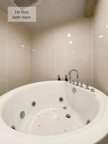 Spacious 2 level apartment 4BR for 16 PPL with jacuzzi
