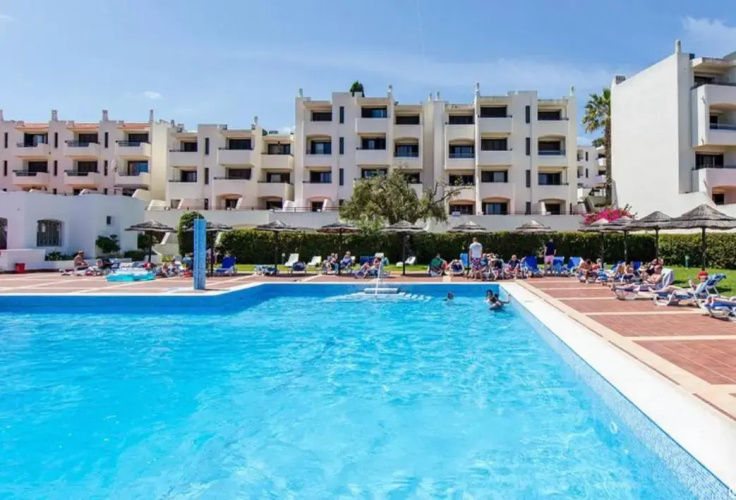 Apartamento com piscinas e ténis - 7 mins da praia