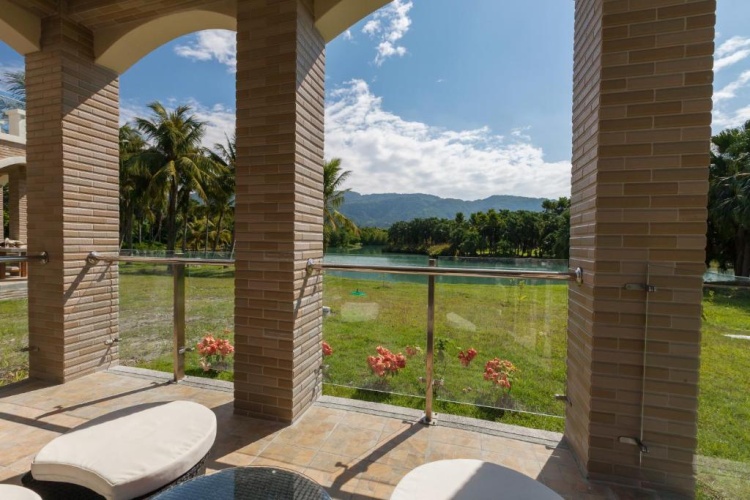 Standard Twin room with balcony and with lake view