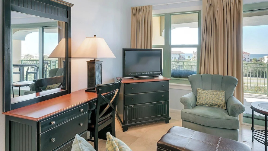 Charming Studio for 2 - Pool Views - Next Door to Alys!