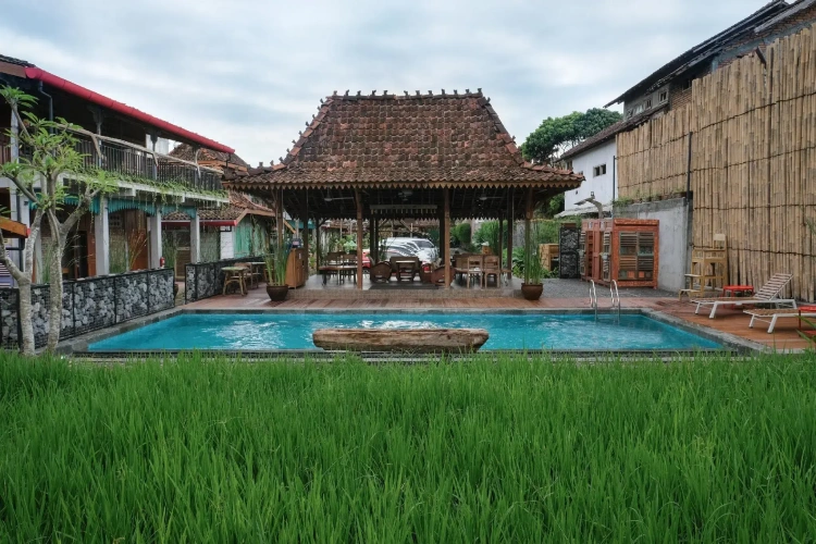 Deluxe room with pool view