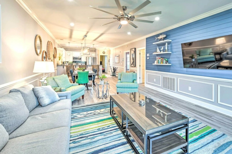 Stunning Condo w/ Pool Access ~ 3 Mi to Beach
