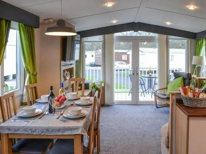 Apple Tree Lodge, Hot Tub, 3 Bedroom, 2 Bars