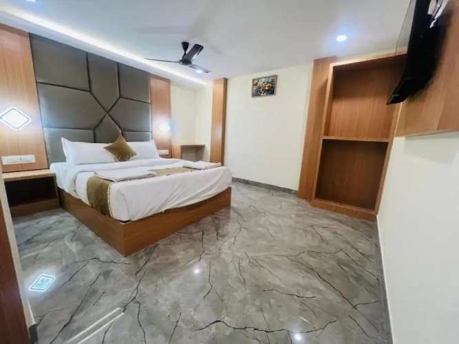 Deluxe Double room with city view