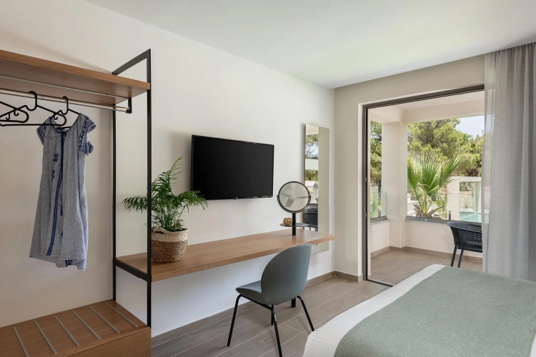 Junior Suite with pool view