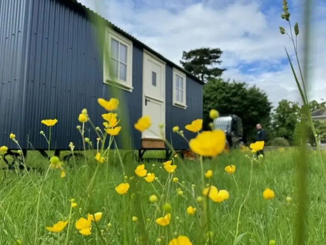 Shepherdshut-hot Tub-cotswolds-petfriendly