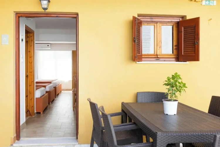 Standard Quadruple Family room with courtyard view