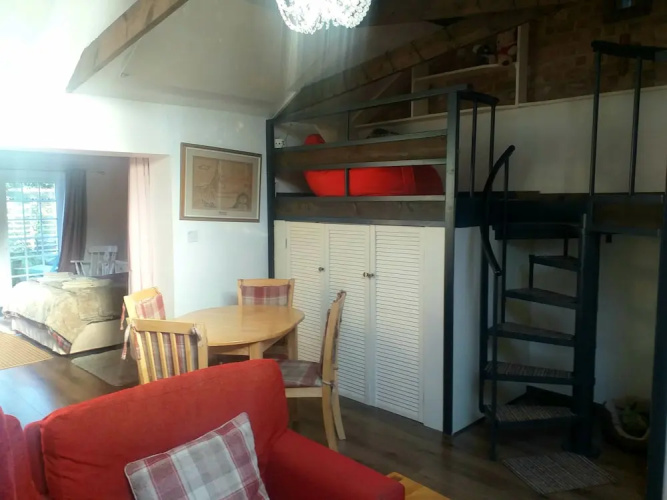 House - Sleeps 2, pet Friendly & Free Parking