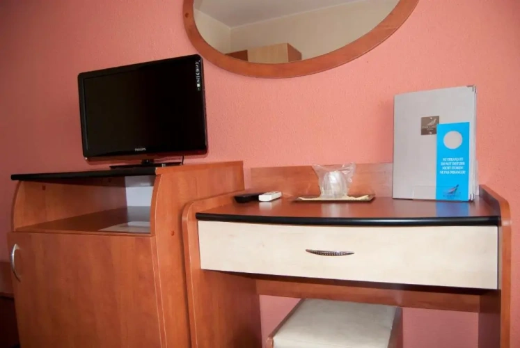 Standard Twin room with partial sea view