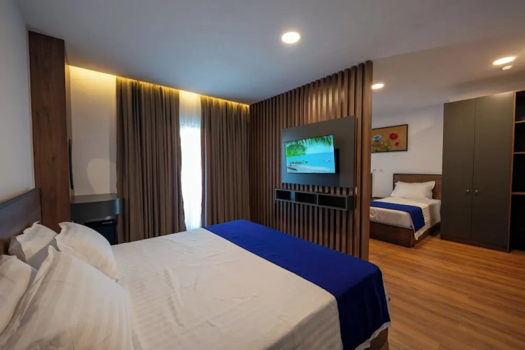 Deluxe Quadruple room with pool view