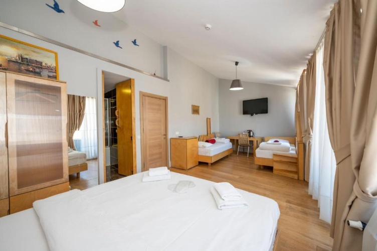 Deluxe Quadruple room