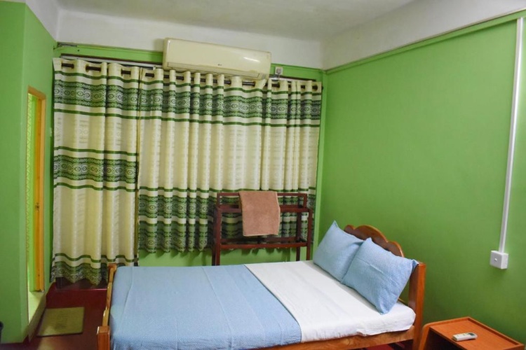 Standard Triple room with garden view