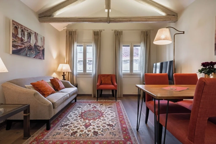 1 Bedroom Apartment with canal view