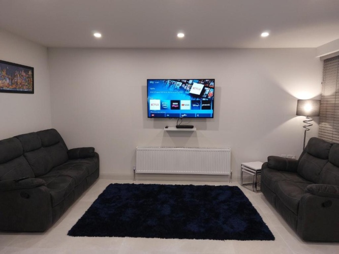 2 Bedrooms Apartment