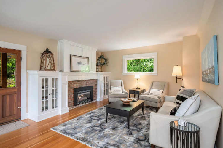 4BR with Firepit, Outdoor Dining and Yard Surrounded by Trees